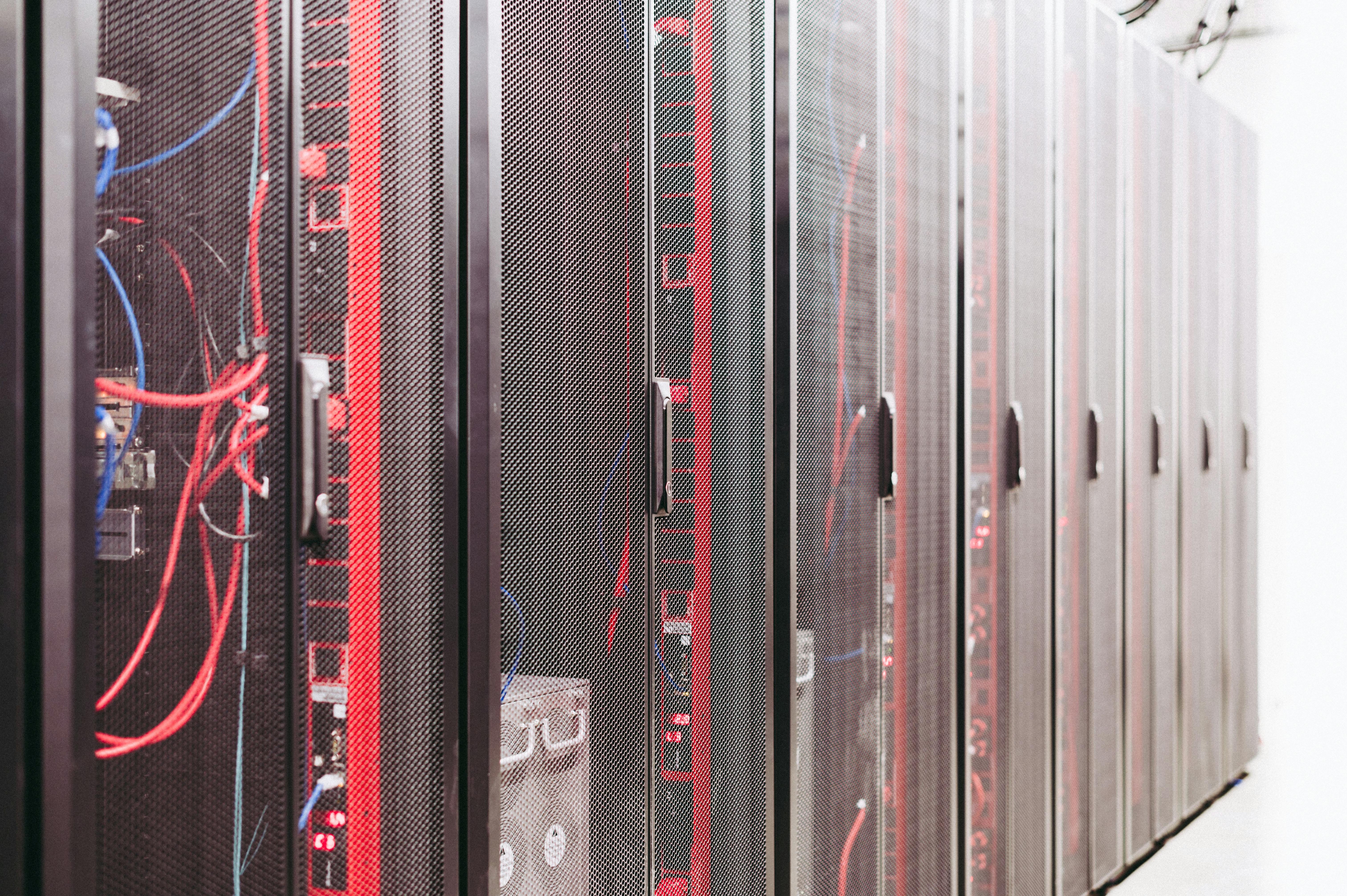 Serverracks in een datacenter met netwerkkabels