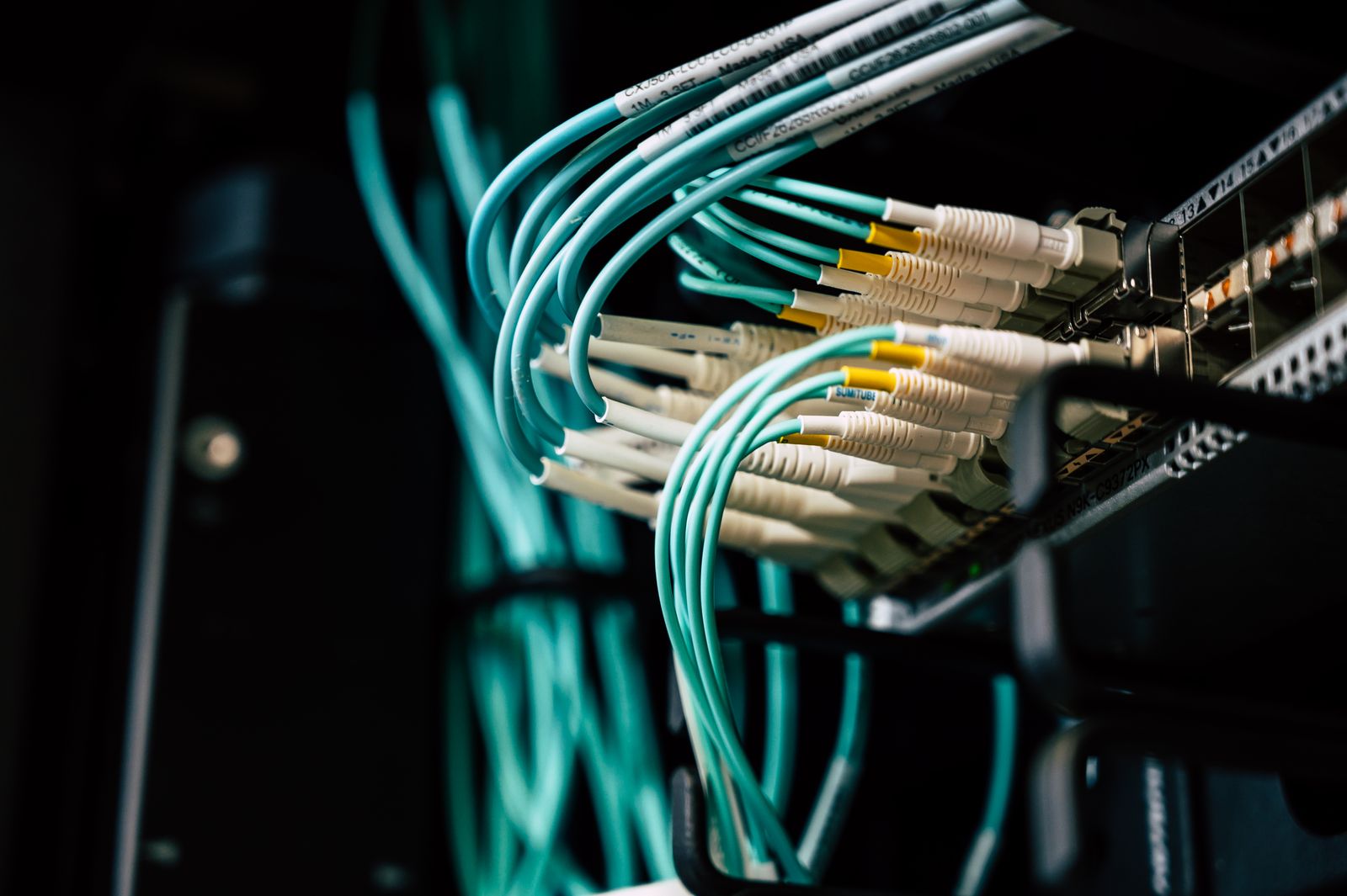 Netwerkkabels aangesloten op een server in een datacenter, symbool voor DNS-infrastructuur en DNSSEC-validatie